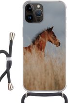 Geschikt voorApple Iphone 14 Pro Max - Crossbody Case - Paard - Lucht - Gras - Siliconen - Crossbody - Backcover met Koord - Telefoonhoesje met koord - Hoesje met touw