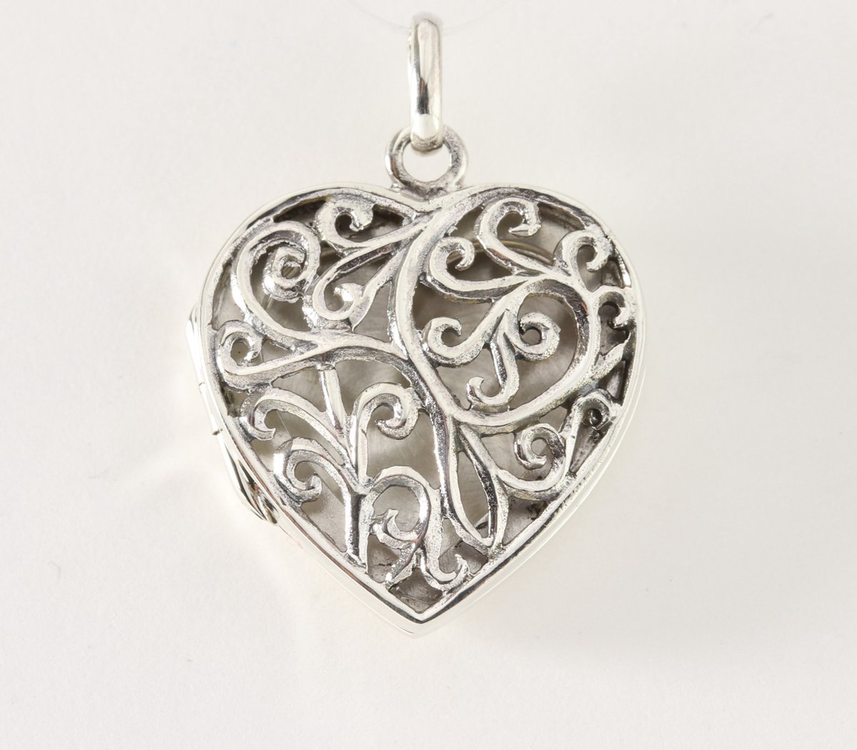 Opengewerkt hartvormig zilveren medaillon