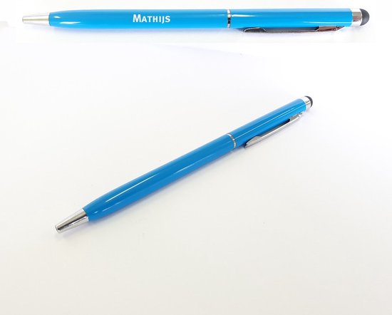 Een helderblauwe pen met 'MATHIJS' gegraveerd op de zijkant en een stylus aan de bovenkant.