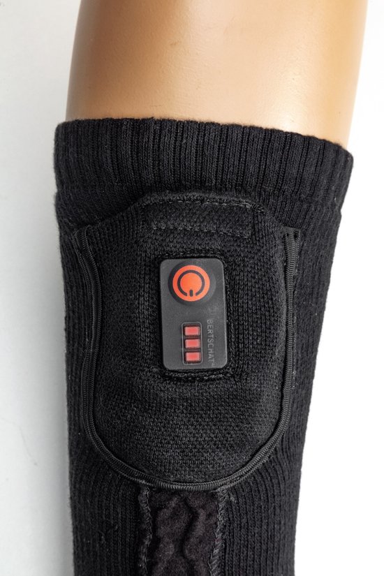 Zwarte verwarmde sok met een zwart bedieningspaneel op de kuit met rode cirkel-knop.