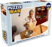 Puzzel Oudere Italiaanse vrouw maakt pizza - Legpuzzel - Puzzel 1000 stukjes volwassenen