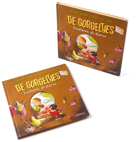 Twee exemplaren van het boek 'De Gorgeltjes trakteren de dieren' liggen op een witte achtergrond, de ene open met een illustratie van een uil.