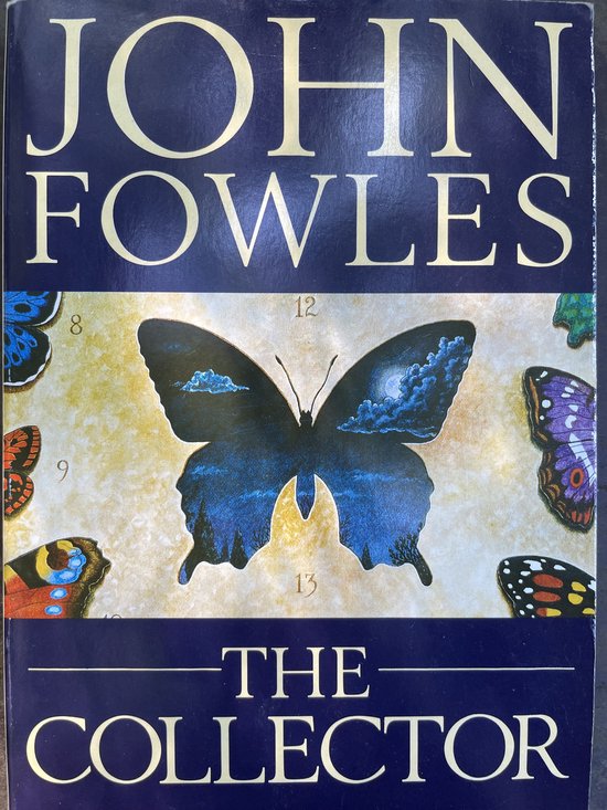 Boekcover 'The Collector' van John Fowles met een donkere vlinder op een verbleekte achtergrond met klokcijfers.