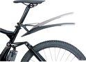 Zwart fietsspatbord gemonteerd op een fiets onder het zadel, met verstelbare steun en zicht op de schokdemper.