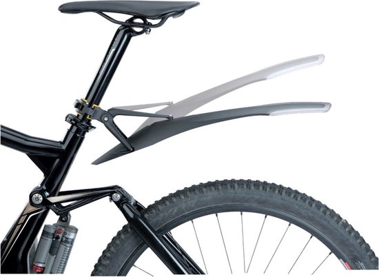 Zwart fietsspatbord gemonteerd op een fiets onder het zadel, met verstelbare steun en zicht op de schokdemper.