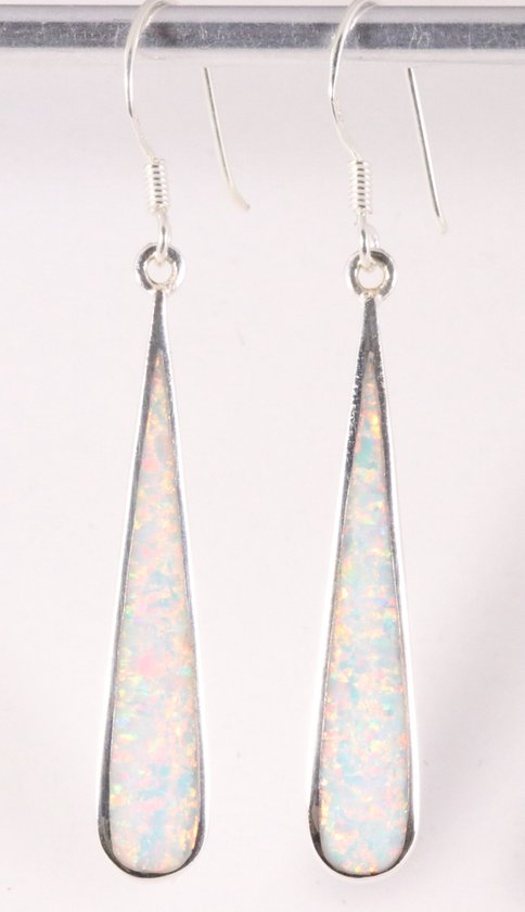 Lange druppelvormige zilveren oorbellen met welo opaal