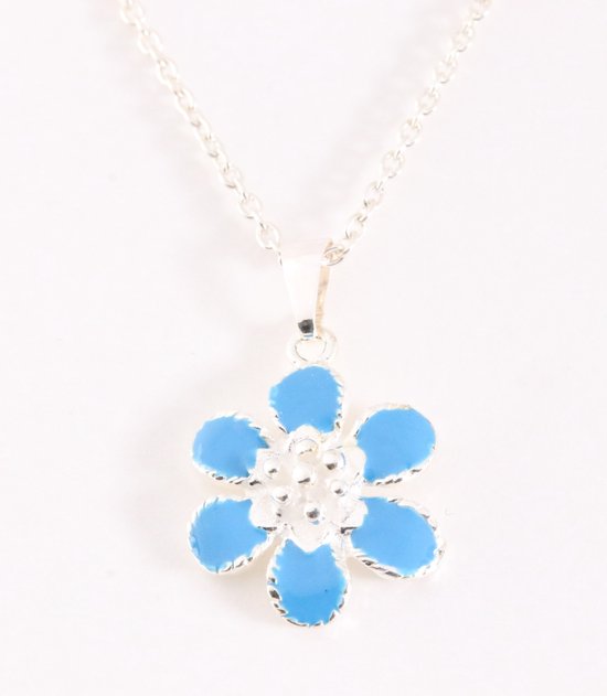 Délicat pendentif en argent en forme de fleur avec émail bleu sur une chaîne