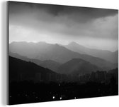Wanddecoratie Metaal - Aluminium Schilderij Industrieel - Zwart-wit foto van bergen die Medellín in Colombia omringen - 120x80 cm - Dibond - Foto op aluminium - Industriële muurdecoratie - Voor de woonkamer/slaapkamer