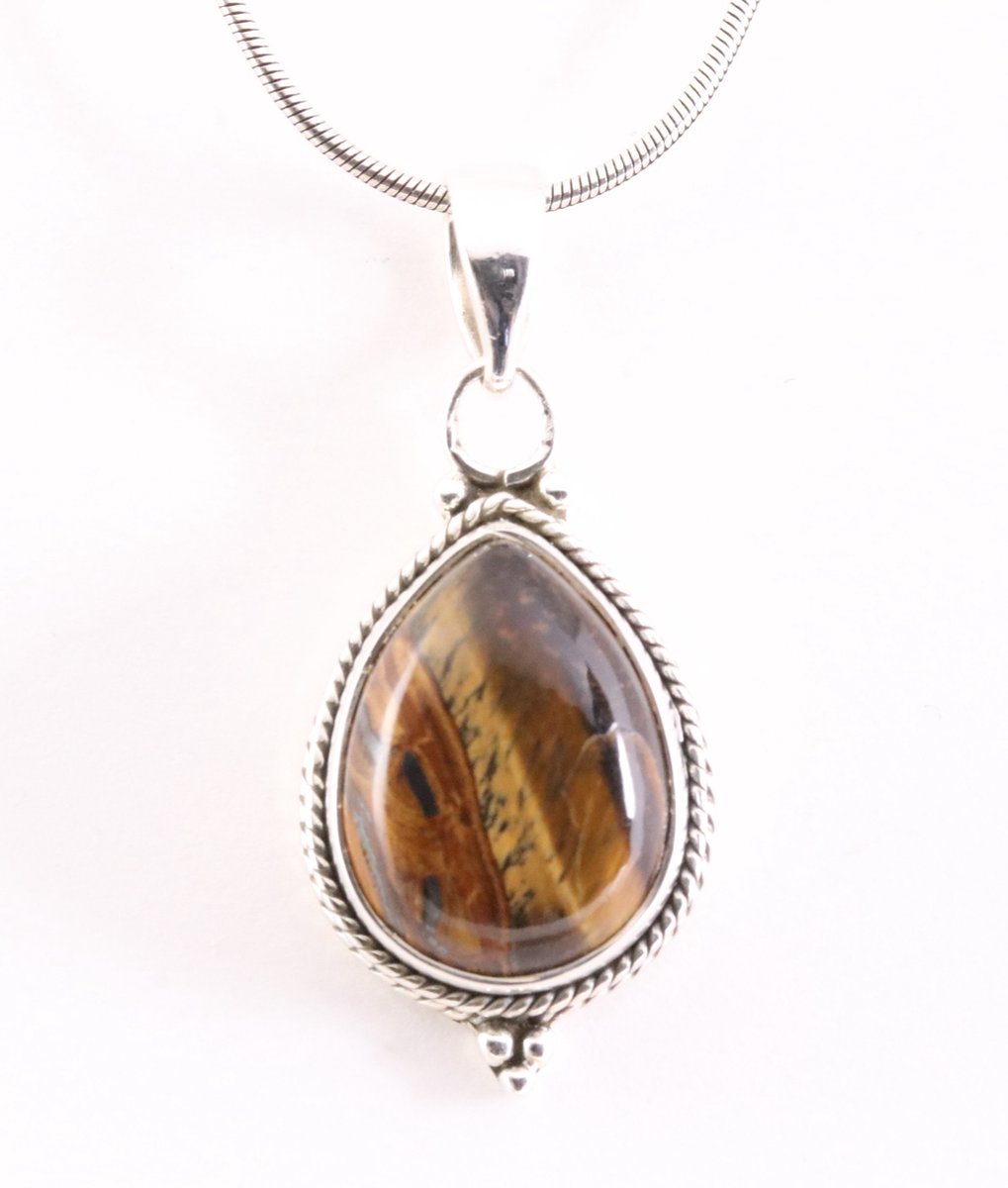 Bewerkte zilveren hanger met tijgeroog aan ketting