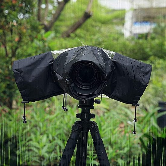 Zwarte waterdichte camerahoes op statief met regen die erop valt.