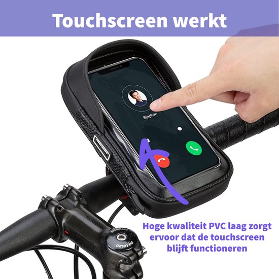 Zwarte telefoonhouder op fietsstuur, vinger gebruikt touchscreen, met USB-poort.
