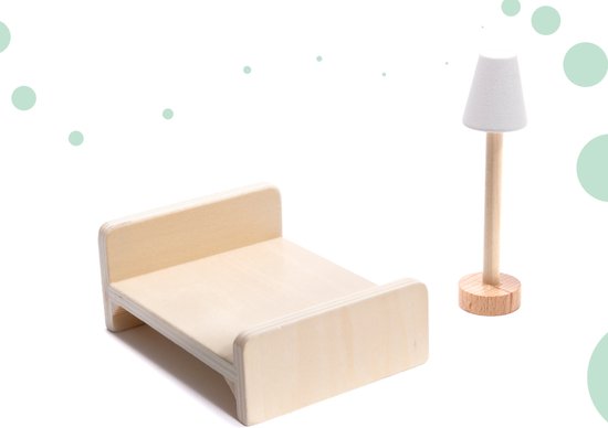 Houten speelgoed bed met houten staande lamp.