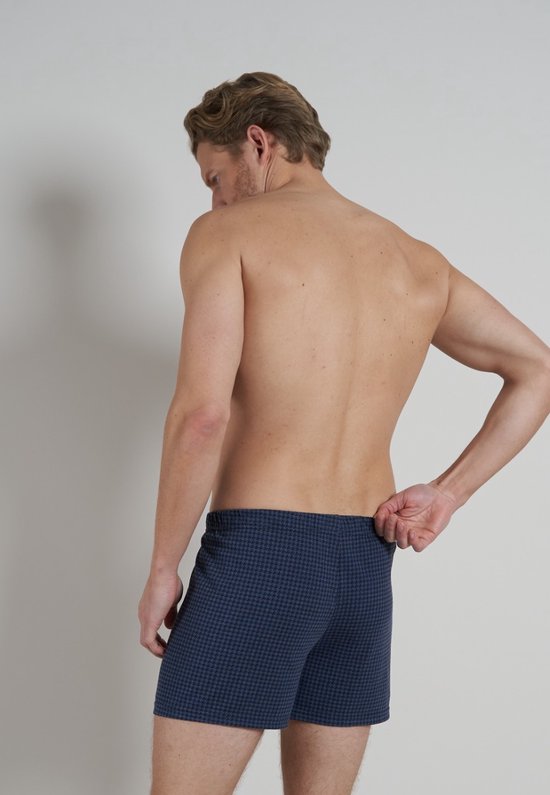 Man draagt een donkerblauwe boxer met een pied-de-poule patroon.