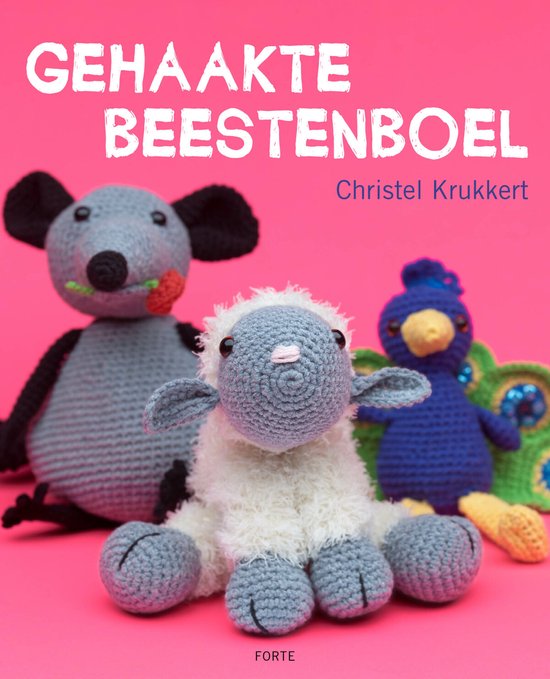 Voorpagina van 'Gehaakte beestenboel' met gehaakte muis, schaap en pauw op roze achtergrond.