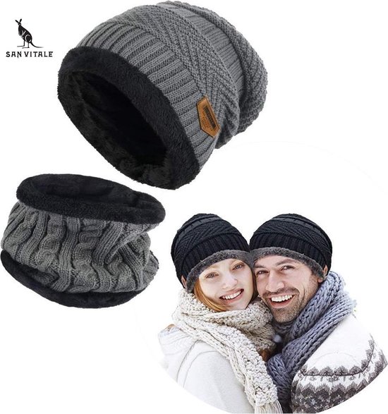 Set van een donkergrijze muts en col, en een stel op de achtergrond.