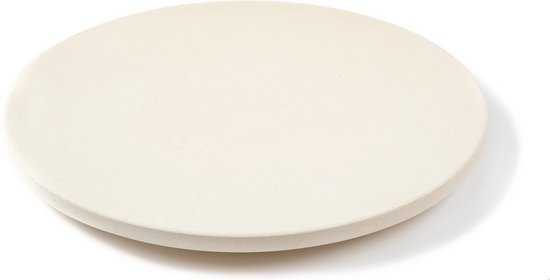 Een ronde, beige pizzasteen op een witte achtergrond.