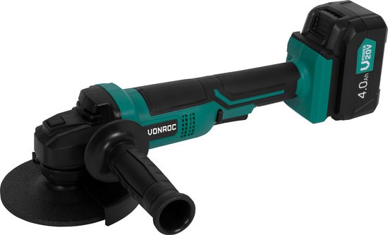 De groene VONROC haakse slijper met 20V 4.0Ah accu, zijhandgreep en een slijpschijf van 125mm.