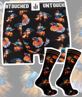 Zwarte boxershort en sokken met print van exotische vissen in oranje, blauw en geel.