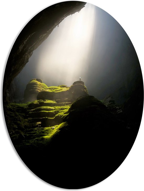 WallClassics - PVC Schuimplaat Ovaal - Han Son Doong Grot met Zonnestralen - Vietnam - 72x96 cm Foto op Ovaal  (Met Ophangsysteem)