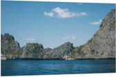 WallClassics - Drapeau - Montagnes aan Zee avec ciel bleu - 120x80 cm Photo sur drapeau en polyester