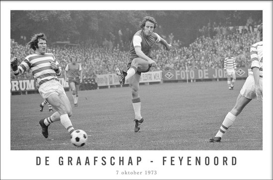 Walljar - Poster Feyenoord met lijst - Voetbal - Amsterdam - Eredivisie - Zwart wit - De Graafschap - Feyenoord '73 - 13 x 18 cm - Zwart wit poster met lijst