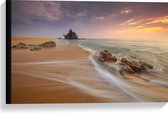WallClassics - Canvas  - Zee met Rotsen bij Pastelkleurige Lucht - 60x40 cm Foto op Canvas Schilderij (Wanddecoratie op Canvas)