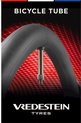 Chambre à air Vredestein noire avec valve argentée, sur fond à carreaux rouges.
