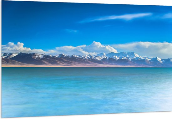 WallClassics - Acrylglas - Bergen met Wolken aan het Water - 150x100 cm Foto op Acrylglas (Met Ophangsysteem)