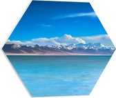 WallClassics - PVC Schuimplaat Hexagon  - Bergen met Wolken aan het Water - 50x43.5 cm Foto op Hexagon (Met Ophangsysteem)
