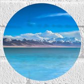 WallClassics - Muursticker Cercle - Montagnes avec Nuages sur l' Water - 20x20 cm Photo sur Muursticker