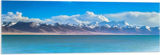 WallClassics - Acrylglas - Bergen met Wolken aan het Water - 120x40 cm Foto op Acrylglas (Wanddecoratie op Acrylaat)