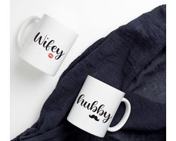 Set van 2x Mokken "Wifey Hubby" Wit - Mokken met Tekst - Set - Huwelijkscadeau - Bruiloft Cadeau - Verjaardag Cadeau - Koffiemok - Huwelijks cadeautje origineel