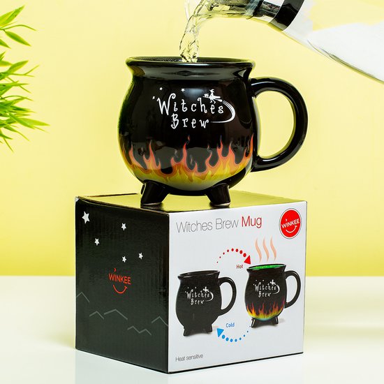 Zwarte, heksenketel-vormige mok met de tekst 'Witches Brew' en vlammen. Warmtegevoelig.