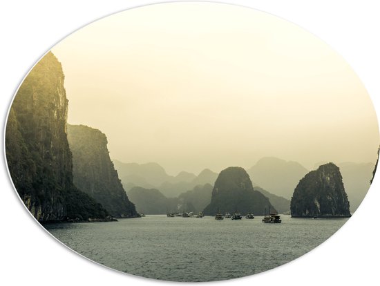 WallClassics - PVC Schuimplaat Ovaal - Ha Long Bay - Vietnam - 80x60 cm Foto op Ovaal  (Met Ophangsysteem)