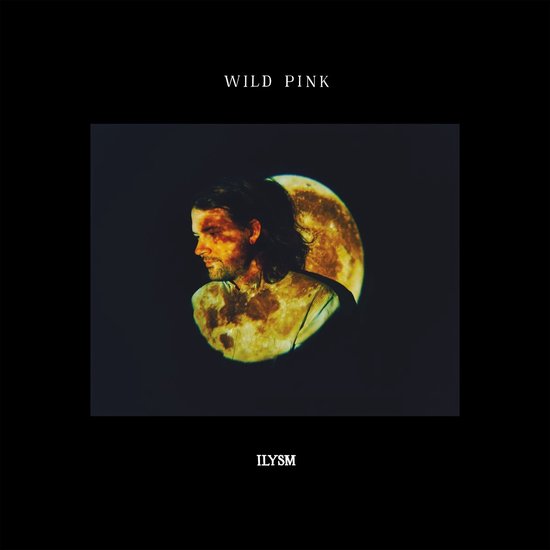 Pochette d'album avec un homme et la lune. Texte : WILDPINK, ILYSM.