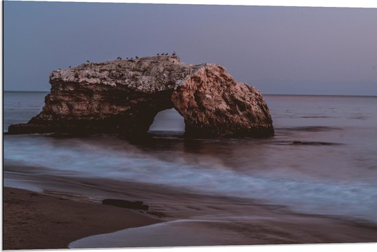 WallClassics - Dibond - Boog van Natuursteen in de Zee - 90x60 cm Foto op Aluminium (Met Ophangsysteem)