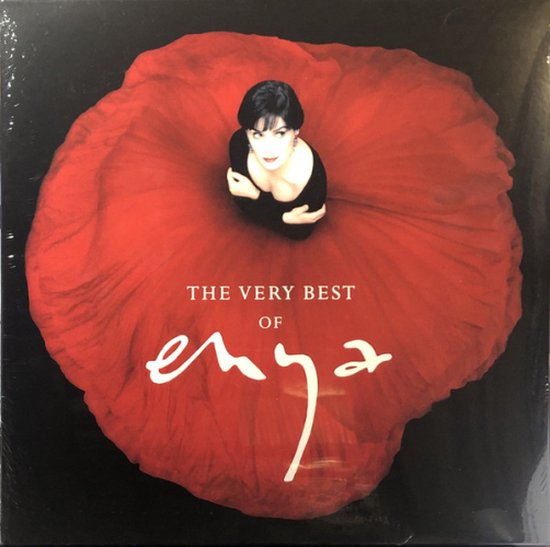 Albumhoes met Enya in zwart kleding, zittend op een grote rode bloemblaadjes-achtige stof. Tekst: The Very Best of Enya.