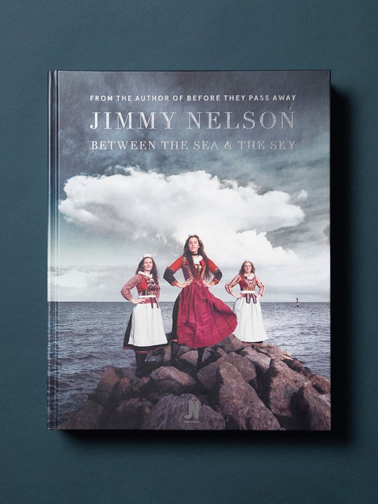 Boek cover Jimmy Nelson - Between the Sea and the Sky van Jimmy Nelson (Hardcover)