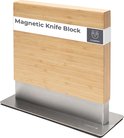 Magnetische messenhouder van bamboe met metalen voet. "Magnetic Knife Block" en Coninx logo op de voorkant.