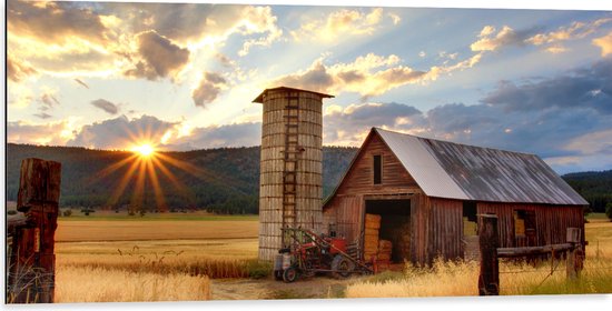 WallClassics - Dibond - Schuur met Bergen met Zonsopkomst - 100x50 cm Foto op Aluminium (Wanddecoratie van metaal)