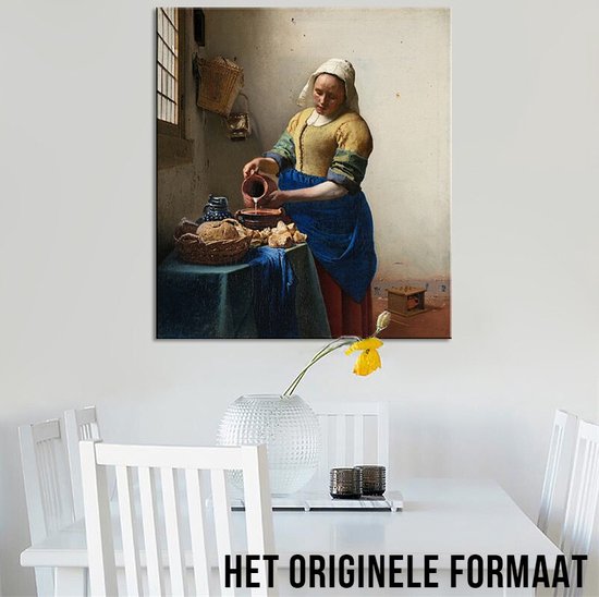 Een vrouw in een gele en blauwe jurk schenkt melk, met brood op een tafel. "HET ORIGINELE FORMAAT" staat onderaan.