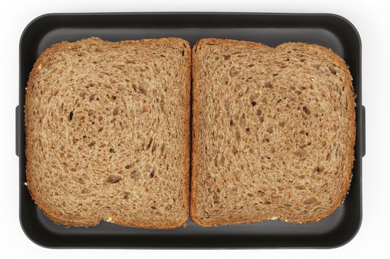 Deux tranches de pain complet dans une boîte à lunch Brabantia gris foncé.