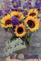 Hartelijk gefeliciteerd met je … verjaardag! Een mooie kaart met zonnebloemen in een vaas. Een leuke kaart om zo te geven of om bij een cadeau te voegen. Een dubbele wenskaart inclusief envelop en in folie verpakt.