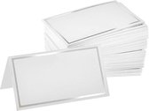 FISKA - 50 stuks Naamkaartjes Tafel Wit/Zilver - 10 x 10 cm (Ongevouwen) - 5 x 10 (Gevouwen) - Naamkaartje tafel - Tafelschikking - Naamkaartje Bruiloft - Tafelkaartjes - Naambordje - Plaatskaartjes - Naamkaartjes