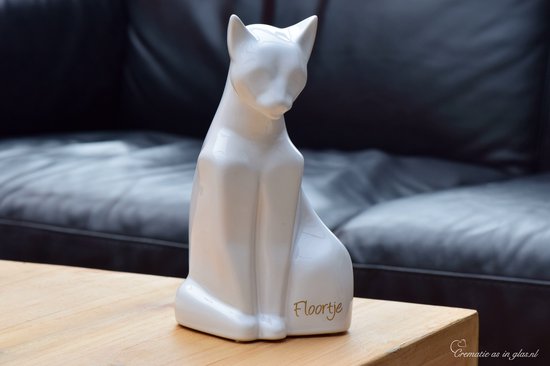 Crematie-as Dieren Urn Poes-Kat met gewenste naam middels goud metallic sign-folie-Keramiek-Wit-Glans-Zittende Poes- inhoud 0.60 liter, geschikt voor deelbestemming van poes/kat, hoogte 22 cm-Urn-Herdenken