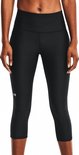 Zicht op de voorkant van een zwarte capri sportbroek met wit logo.