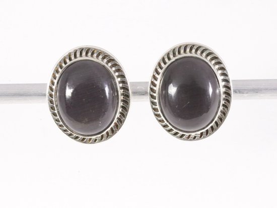 Bewerkte ovale zilveren oorstekers met zwarte opaal