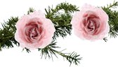 Kerstboom bloemen op clip - 2x stuks - roze - kunststof - 14 cm