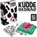 Spel Kuddegedrag: doos, roze koe, hekken, koe tokens en speelkaarten met koeienprint.