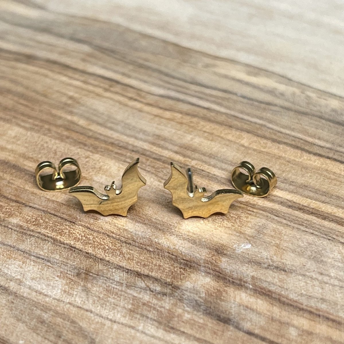 GoedeDoelen.Shop | Oorbellen Vleermuis Goud | Oorstekers | Vleermuis Oorbellen | Halloween Oorbellen | Halloween Party | RVS Oorbellen | Goudkleurige Oorbellen | Halloween Outfit | Fantasy Sieraad | Unisex Oorbellen | Wellness-House